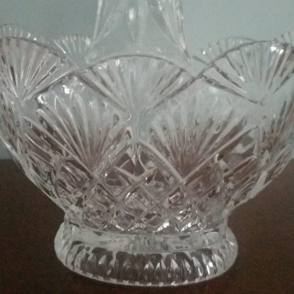 Etched/scalloped crystal basket - Picture 3 of 4
